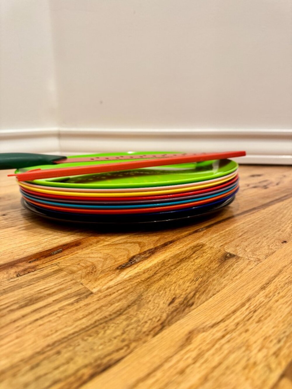 Kuhn Rikon Watermelon Knife & Set of 12 Colorful Plastic Plates EUC - Picture 7 of 13